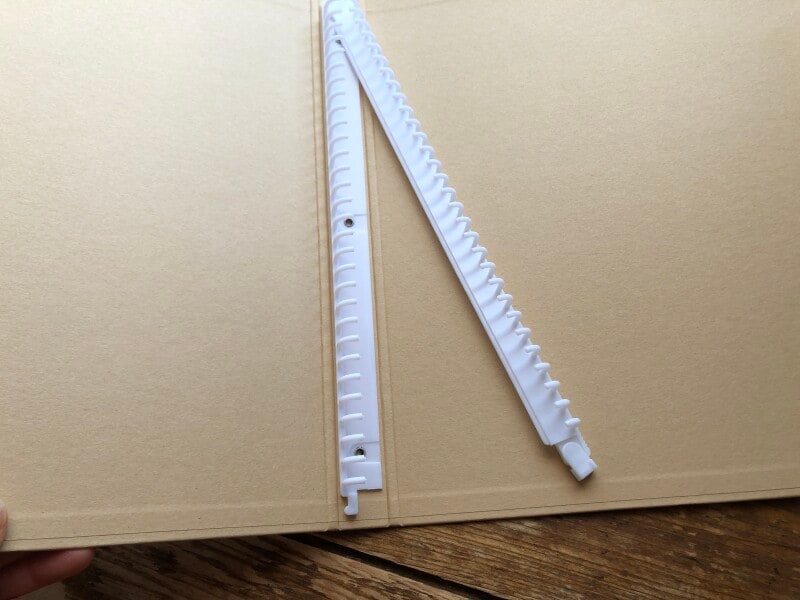 セリアの「A4 30リングファイル　クラフト」は下の部分で開け閉めをする