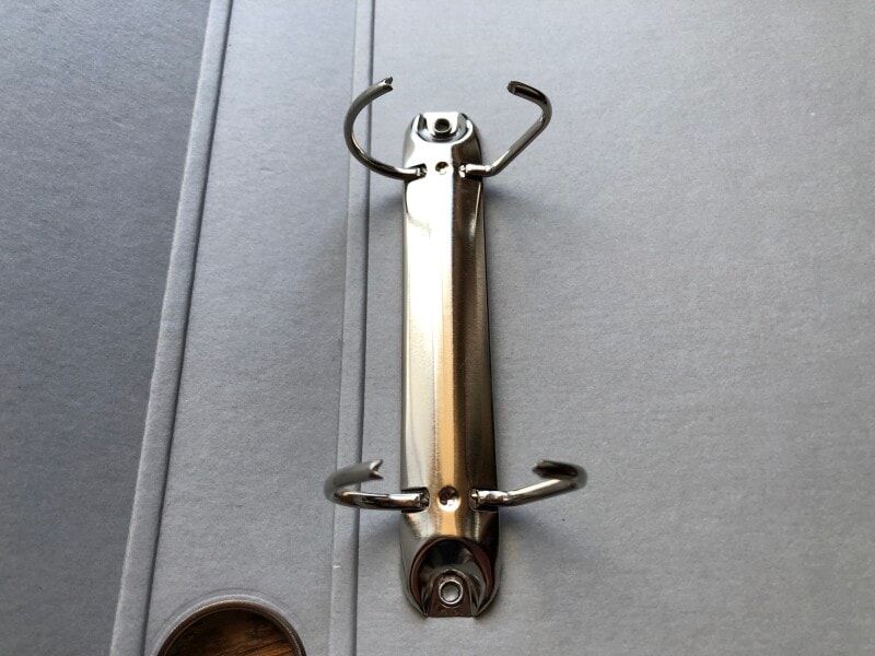 セリアの「2リングファイル」はリングを引っ張ると開く