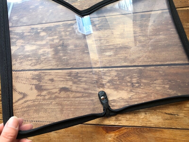 ファスナーをぐるっと開けることができる