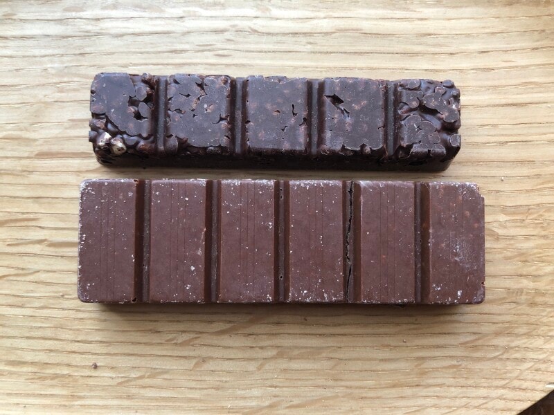 トップバリュのプロテインバー 。上がタンパク質15g、下がタンパク質25g