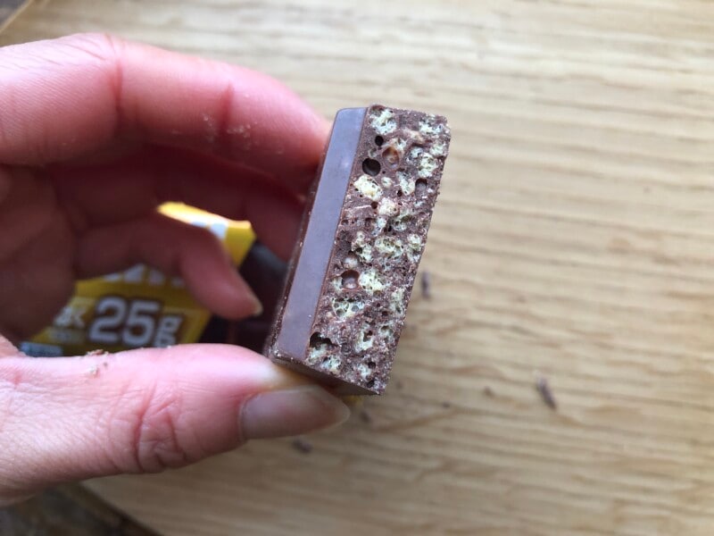 トップバリュの「プロテインバー シリアルチョコ 25g」は15gタイプよりも甘い