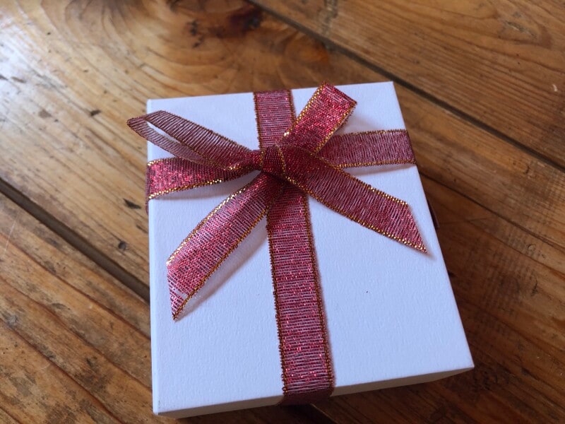 セリアの「メタリック　ベーシック」は硬めの素材で結びやすい