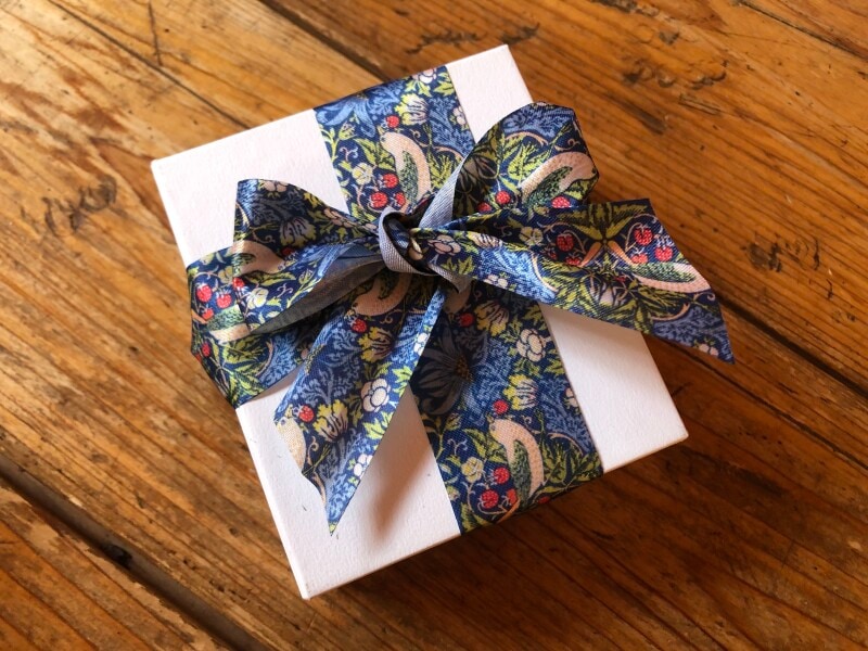 セリアの「サテンリボン　ウィリアム・モリス」はラッピングに使いたい！