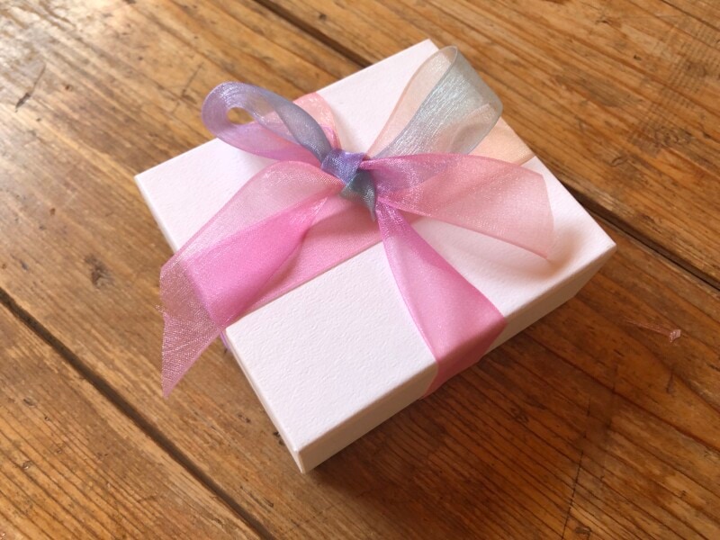 セリアの「オーガンジーリボンレインボーカラー」は、優しい印象になる