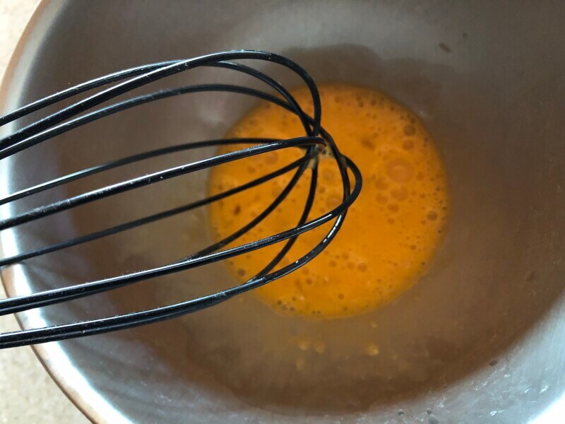 ダイソーの「シリコーンの泡立て器」は柔らかい素材だけれど、卵もきちんとかき混ぜられる