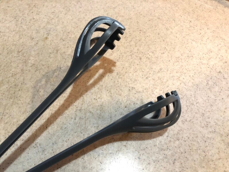 ダイソーの「泡立て器（開閉式）」はトングにもなる