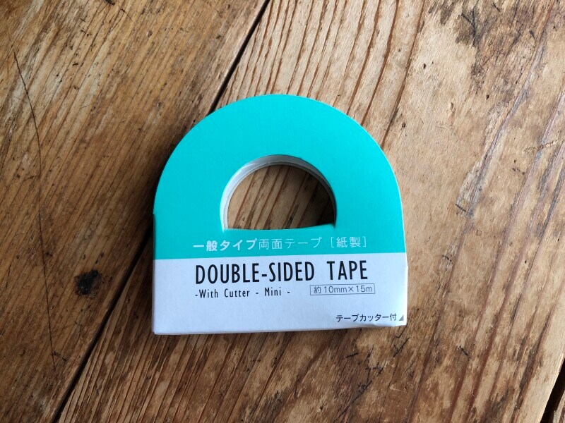 「紙製両面テープ　テープカッター付」はコンパクトサイズ。引き出しに入れても場所を取らない