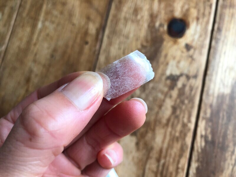 ダイソーの「紙製両面テープ　テープカッター付」の粘着力は、すごく強いわけではない