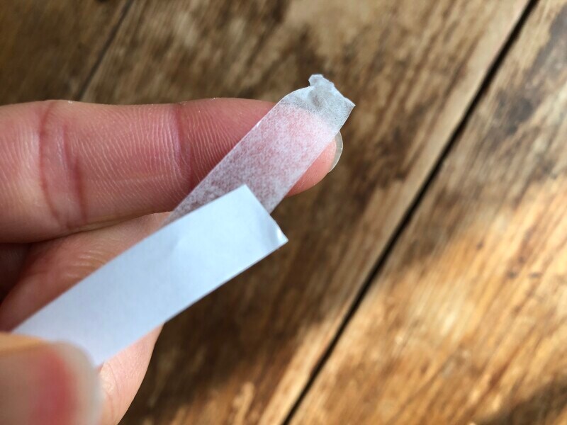 ダイソーの「紙製両面テープ　一般タイプ」は手で切れる。はがしやすくて使いやすい