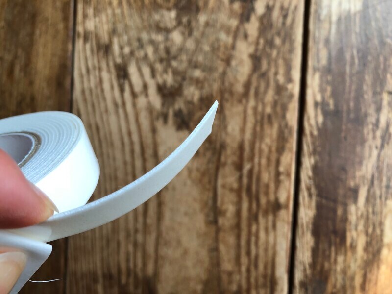ダイソーの「はがせる強力固定用両面テープ」はクッション性と厚みがあるテープ