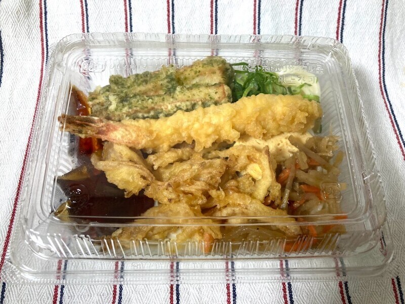 えび天うどん弁当はおかずも充実