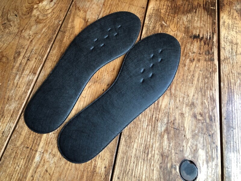 ダイソーの「ビジネス用抗菌防臭インソール」はクッション性はあるが薄型