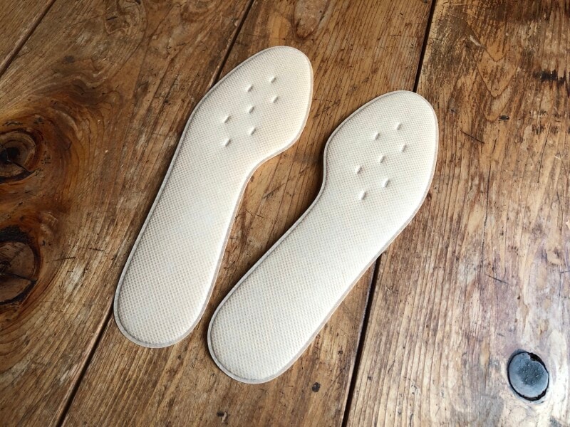 ダイソーの「ビジネス用抗菌防臭インソール」を使うことでつま先の前すべりを防ぐこともできそう