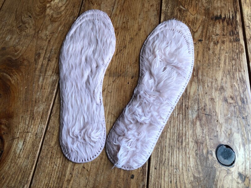 ダイソーの「エコファーインソール」は毛足の長いエコファー使用