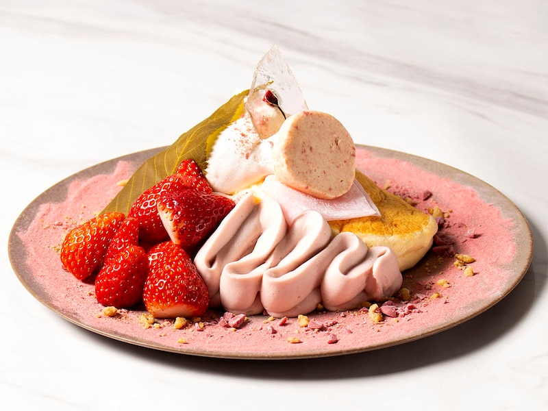 ALL DAY CAFE & DINING “The Blue Bell”「“あまおう”と桜モンブランのパンケーキ」(税込1980円)(提供画像)