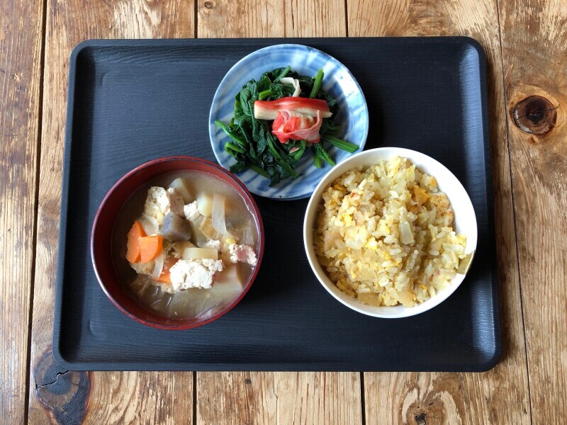 ダイソーのトレー「プラトレー（木目調）」は大きめサイズ