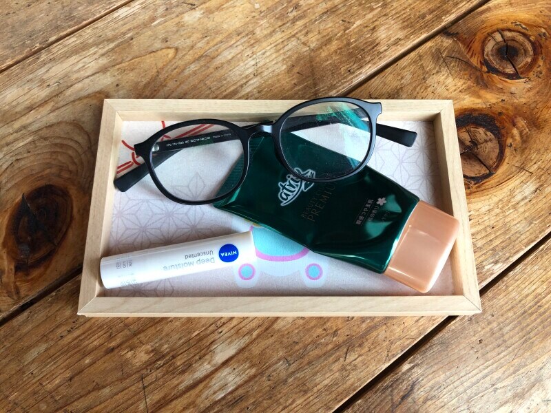 ダイソーの「小物トレー（和柄）」はデスクの上の小物置きとして使用できる