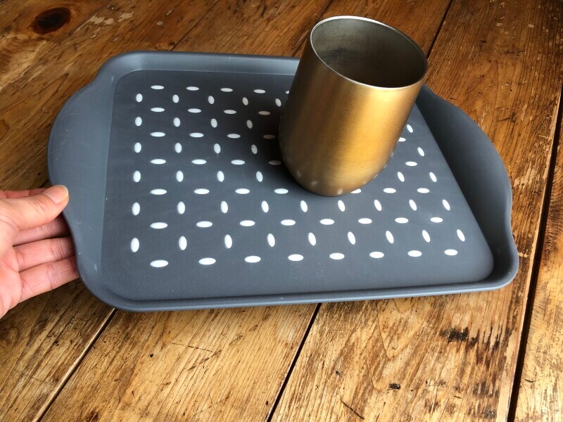 ダイソーの「すべり止め付きトレー」を多少傾けてもコップはすべらない