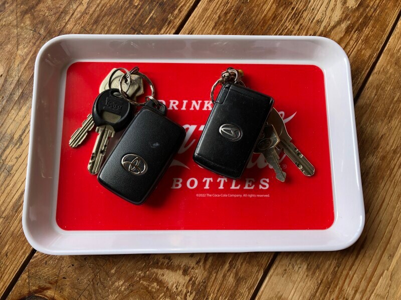 ダイソーの「メラミントレー（コカ・コーラ）」は、玄関先で鍵を置いておくことも可能