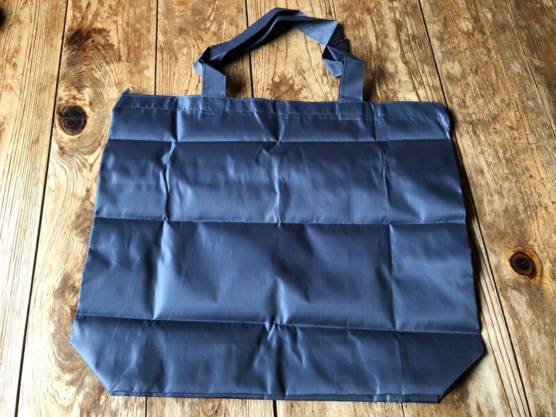 セリアの「ファスナー付トート　LL」はファスナー付だから、中身が飛び出さない