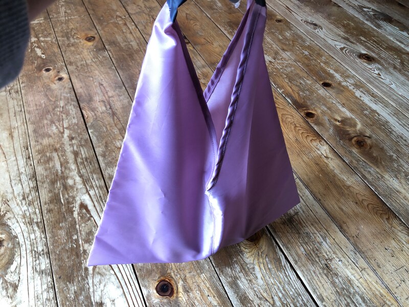 ものを入れる部分がV字になっている