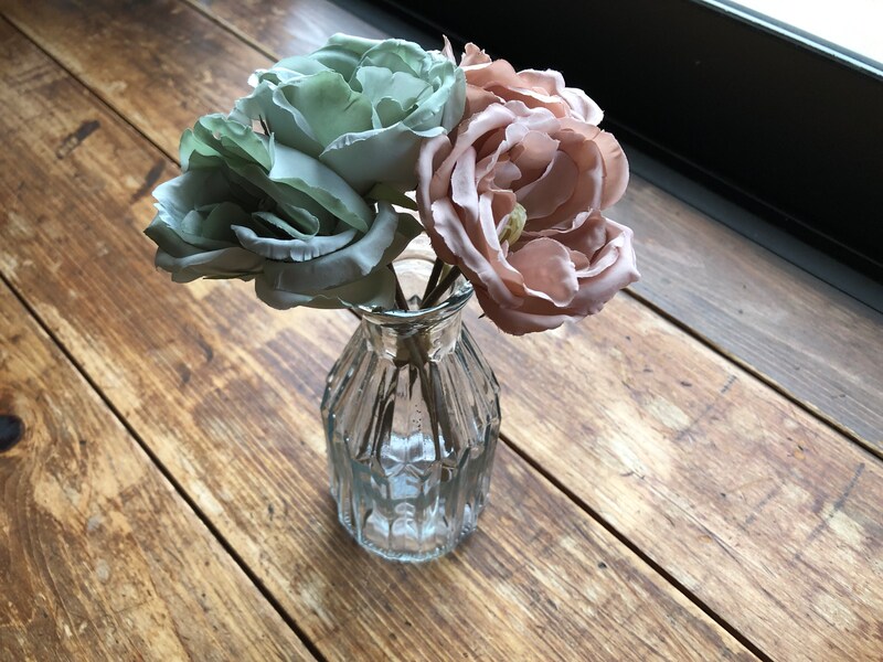 セリアで花瓶も買えば、すぐに飾れる