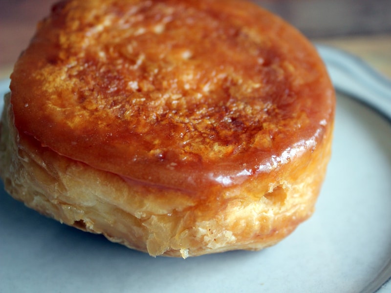 ファミリーマート「冷やして食べる国産りんごのクイニーアマン（カスタードホイップ）」