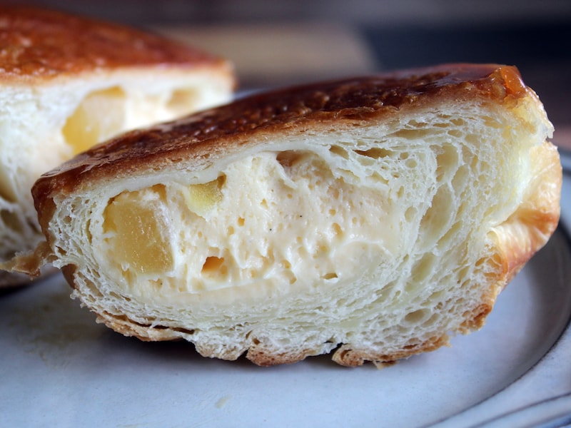 ファミリーマート「冷やして食べる国産りんごのクイニーアマン（カスタードホイップ）」