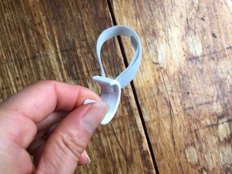 ダイソーの「ベルトでしっかりとまるフックS」はベルトの向きを調整できる