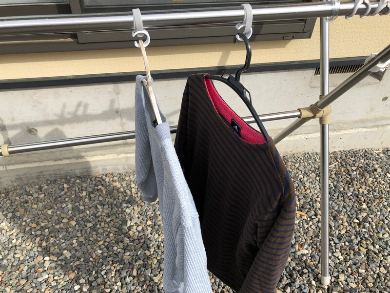 ダイソーの「ベルトでしっかりとまるフックS」は洗濯物を干す時に便利