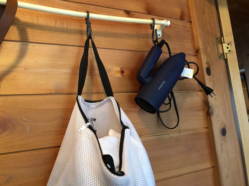 ダイソーの「S字フック」を使用してドライヤーと洗濯ネット入れを浮かせて収納