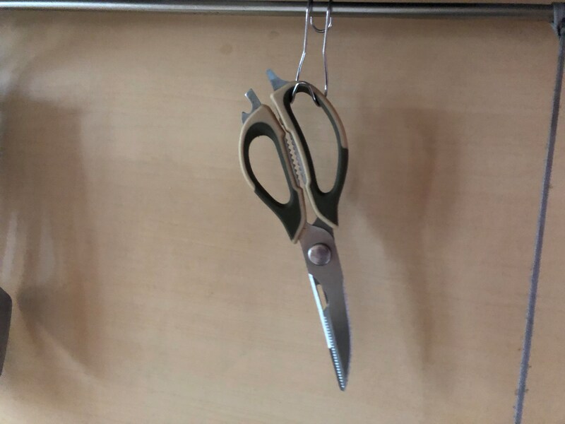 ダイソーの「横ブレしにくいツインフック」にキッチンバサミをかける