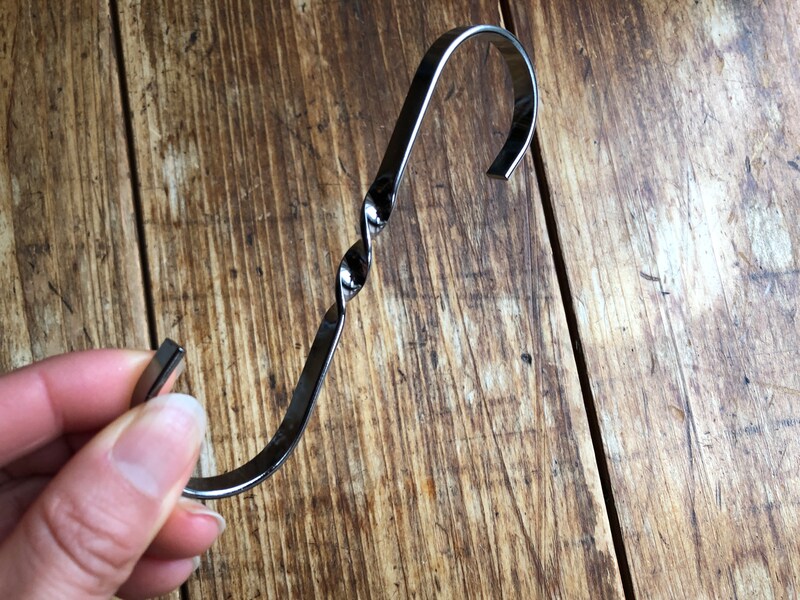 ダイソーの「アンティーク調フック　メタリック」は途中にひねりがある