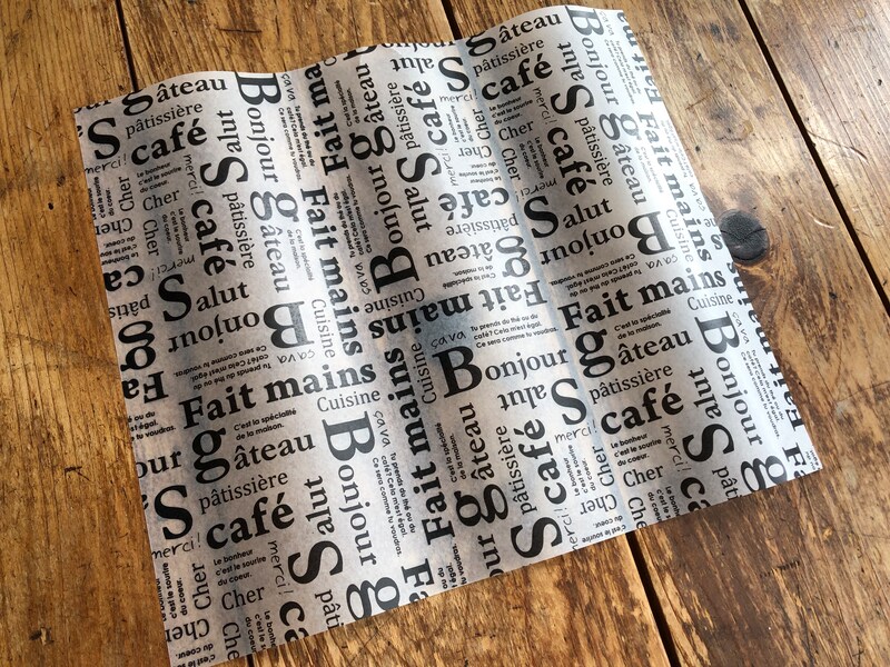 「ダイソーのワックスペーパー　シンプルロゴ　ブラック」は安定の英字プリント