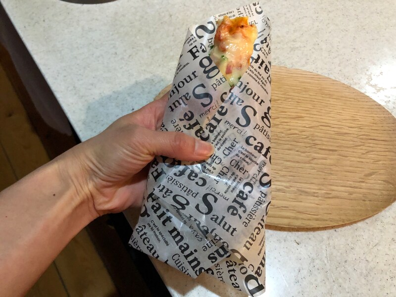 100均のワックスペーパー「ダイソーのワックスペーパー　シンプルロゴ　ブラック」はピザを食べる時に便利