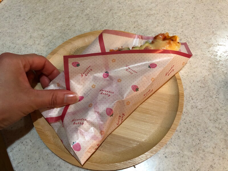 「セリアのワックスペーパー　ベリー&チェリー」でピザを包めば手が汚れない