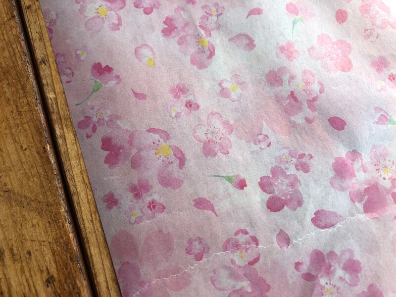 「セリアのワックスペーパー　桜ナチュラル」は季節限定の柄