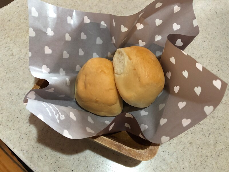 「セリアのワックスペーパー　ヌーディハート」とパンの組み合わせ