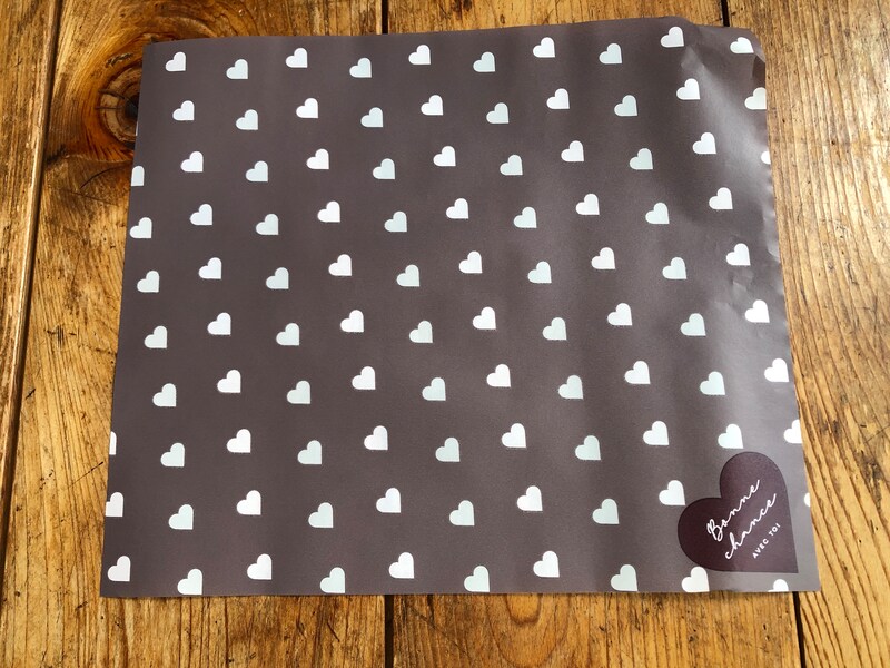 「セリアのワックスペーパー　ヌーディハート」は落ち着いた色合い