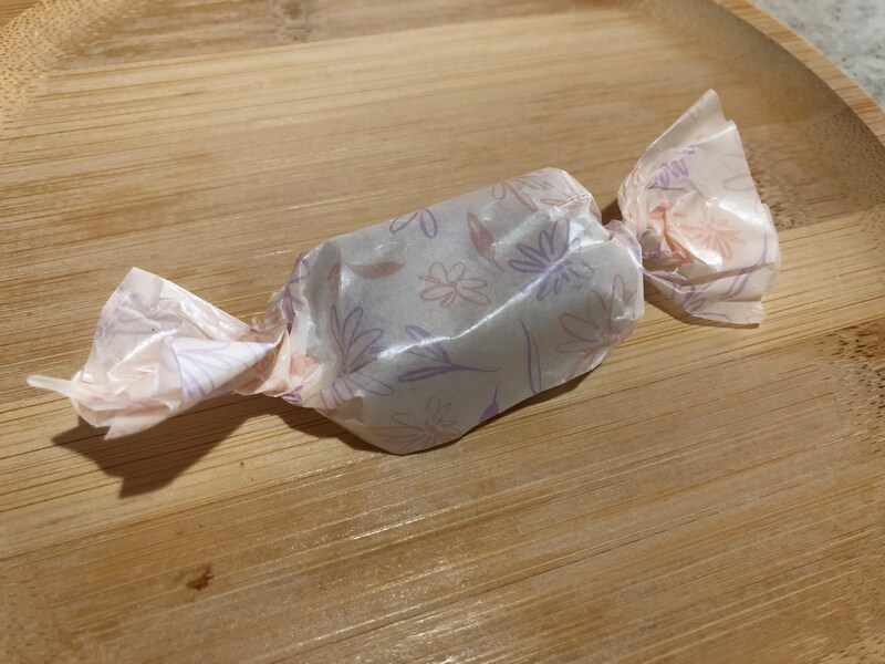 「セリアのワックスペーパー　ピンクピクニック」は小粒のお菓子のラッピングにおすすめ
