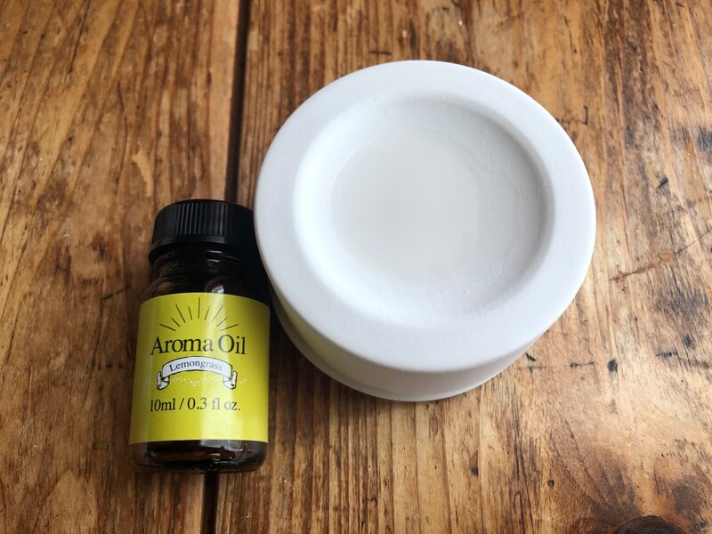 ダイソーの「アロマストーン　ホワイト」の窪みにアロマオイルを垂らす