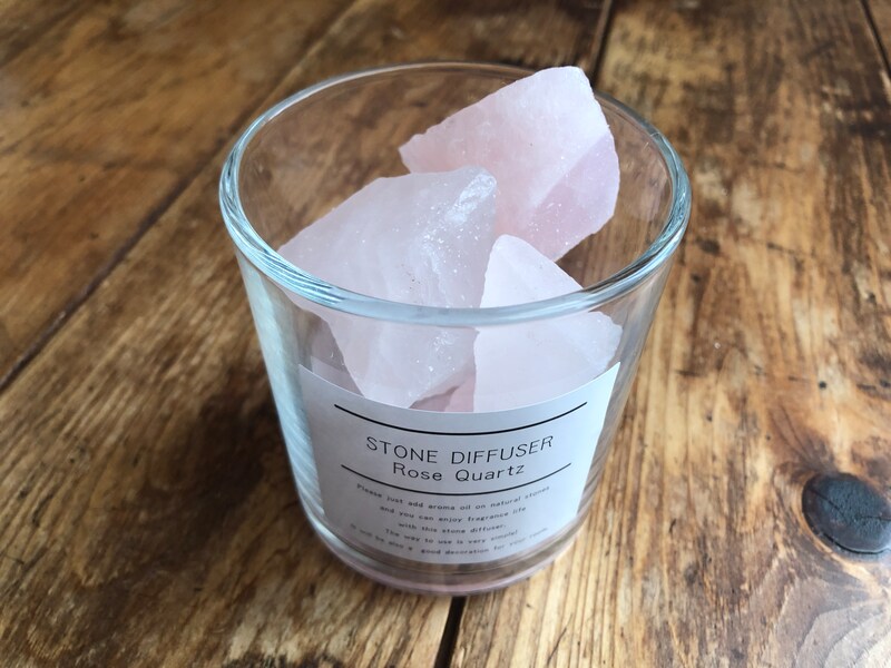 ダイソーの「ストーンディフューザー（ローズクォーツ）」は石にアロマオイルを垂らす