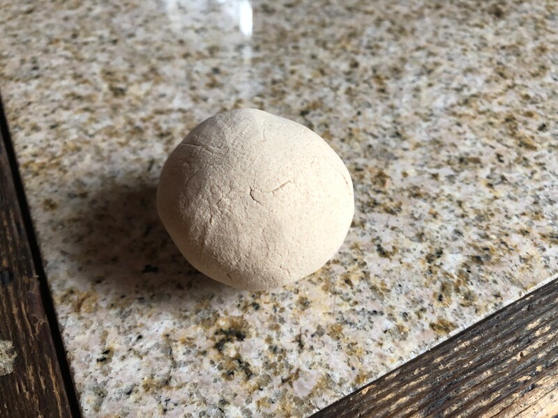 「木粉ねんど」を丸めるだけ。アロマオイルを垂らせばOK