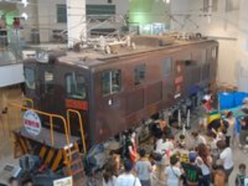 みんなに囲まれる電気機関車