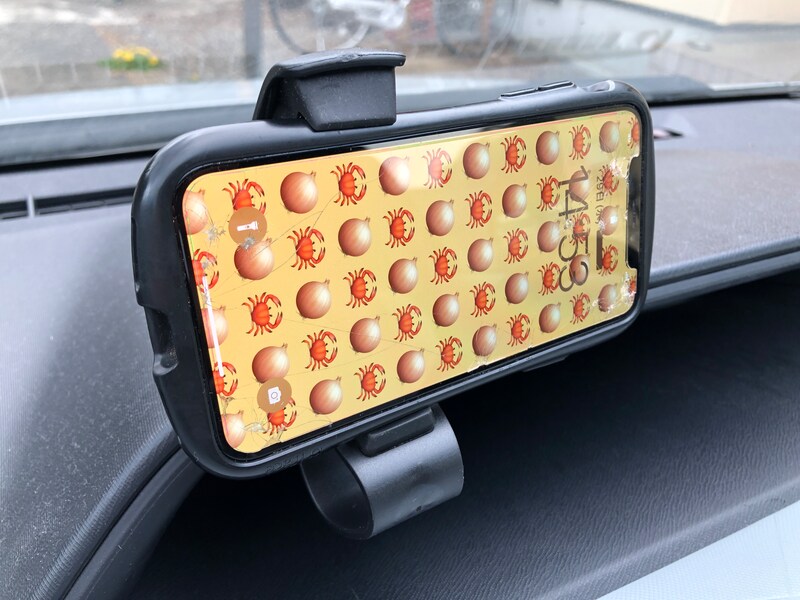 「ダイソーの車載スマホホルダー」は取り付けが簡単