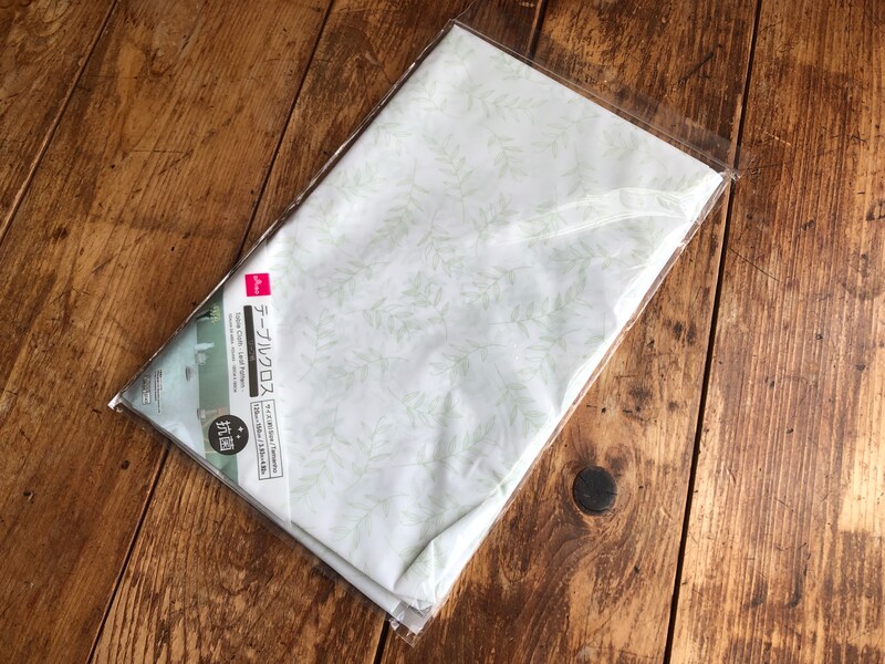 ダイソーの「テーブルクロス　リーフ柄」