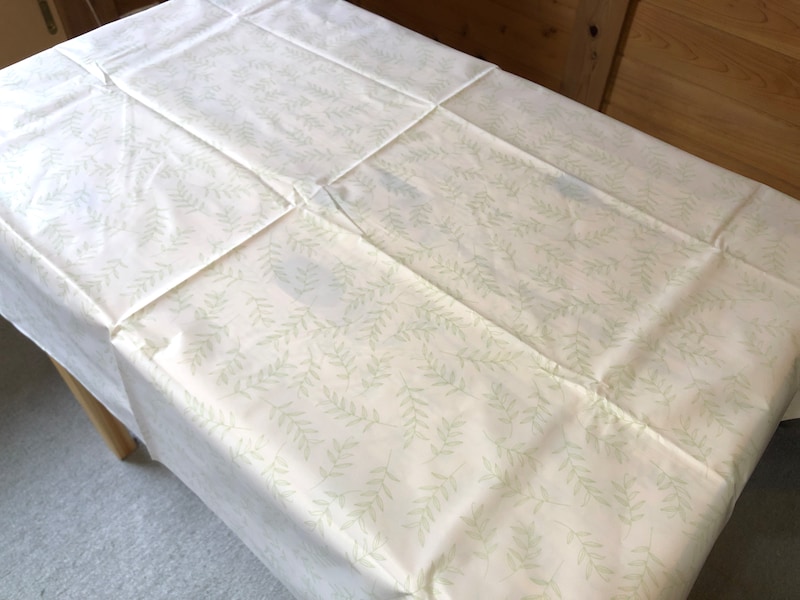 ダイソーの「テーブルクロス　リーフ柄」はナチュラルな印象のテーブルクロス