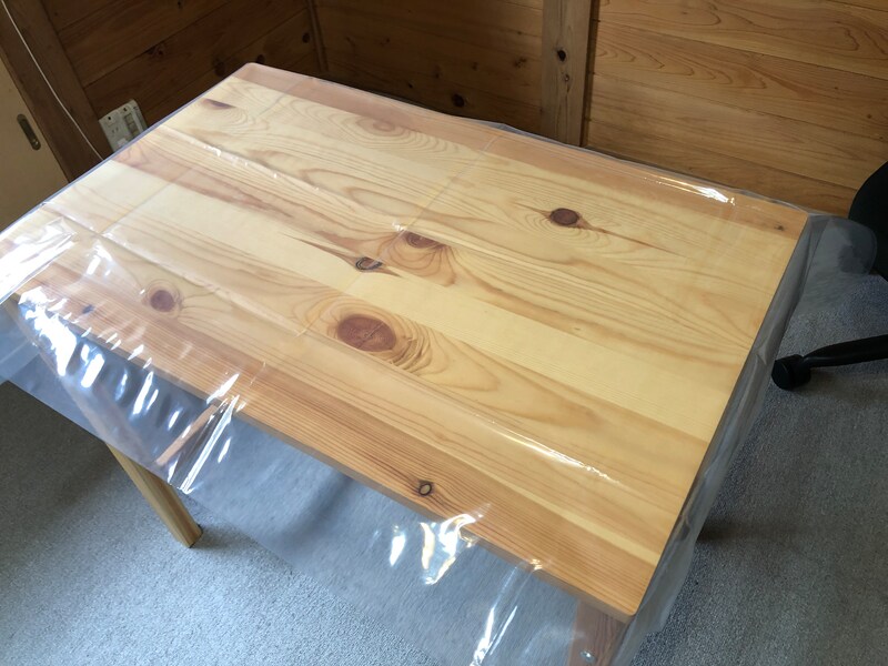 ダイソーの「抗菌テーブルクロス　透明」は透明なので、木目を見せたい時に使用したい