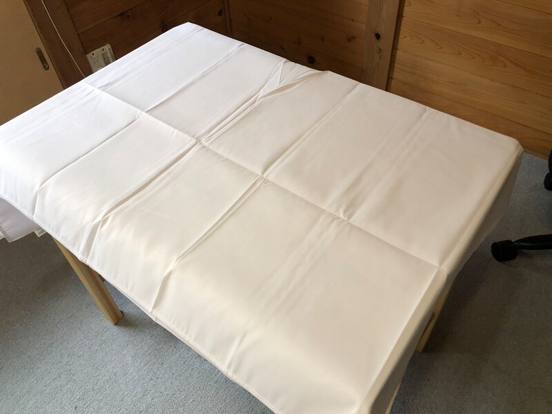 ダイソーの「撥水テーブルクロス」は柄なしの白い色