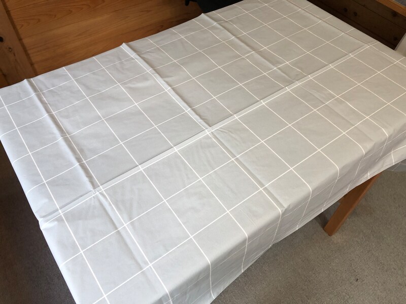 ダイソーの「テーブルクロス　グラフチェク」はグレーベースで落ち着いた雰囲気に